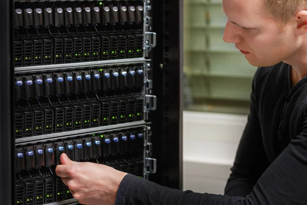 ギガビット ネットワーク スイッチは、データ センターでの完璧な整列パッチ ケーブル — ストック写真