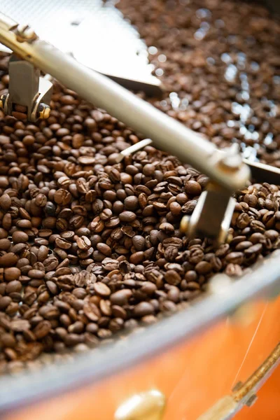 Raw Organic Coffee Beans roasting In Small Scale Production — Stock Photo, Image