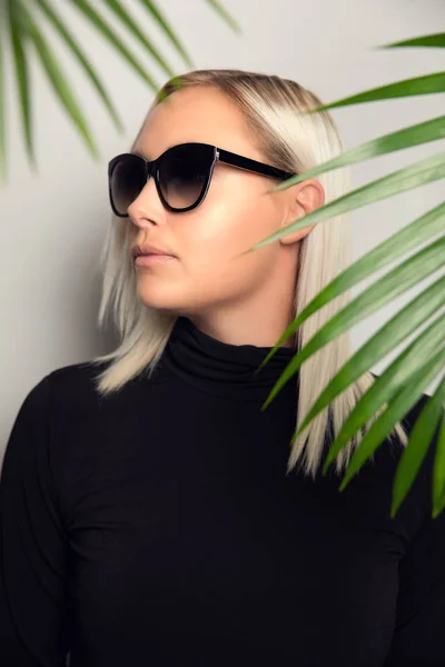 Perfil Mulher Bonita Com Óculos Sol Escondidos Atrás Folhas Palmeira — Fotografia de Stock