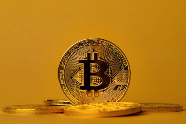 Closeup sarı artalan üzerinde altın bitcoin