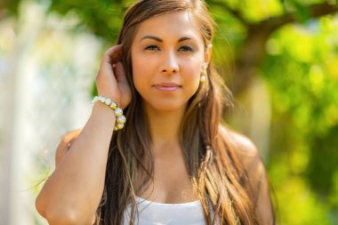 Güzel bir kadının onu bahçede evde duran yakın çekim