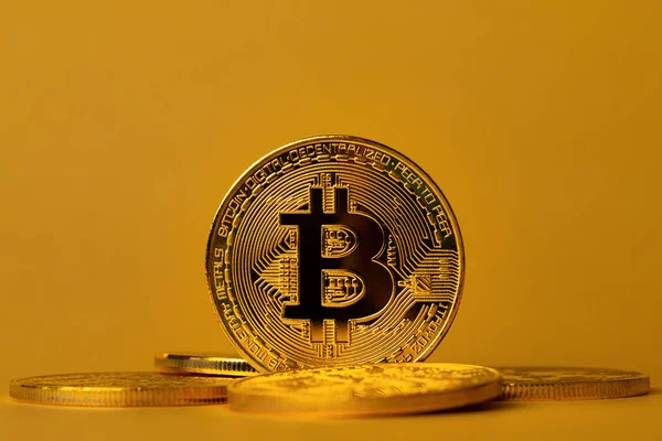 Closeup sarı artalan üzerinde altın bitcoin