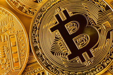 Altın bitcoins bir yığın üstten görünüm portre fotoğrafı