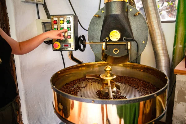 有机咖啡生产中的女性手烤面包机 — 图库照片