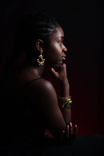 Farbenfrohe und dunkle Seitenansicht Porträt einer einheimischen afrikanischen Frau — Stockfoto