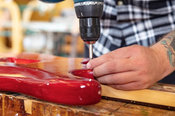 Primer plano del hombre trabajando en taller con guitarra — Foto de Stock