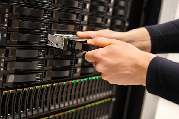 Manliga IT-tekniker ersätter server Drive i San — Stockfoto