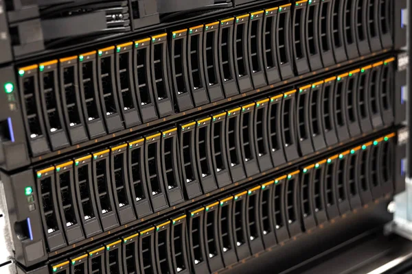 Grote San-schijf kast in rack in datacenter — Stockfoto