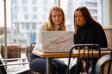 Cafe'de Masada Dizüstü Bilgisayar Kullanan İki Kadın Blogcular