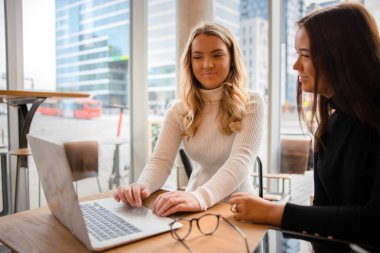 Gülümseyen Blogcular Cafe'de Masada Laptop Üzerinde Tartışıyor