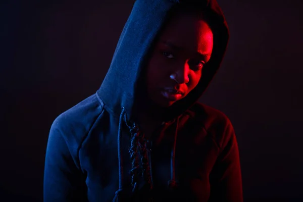 Colorful portrait of thoughtful cool woman with dark skin wearing hoodie — Stock Photo, Image