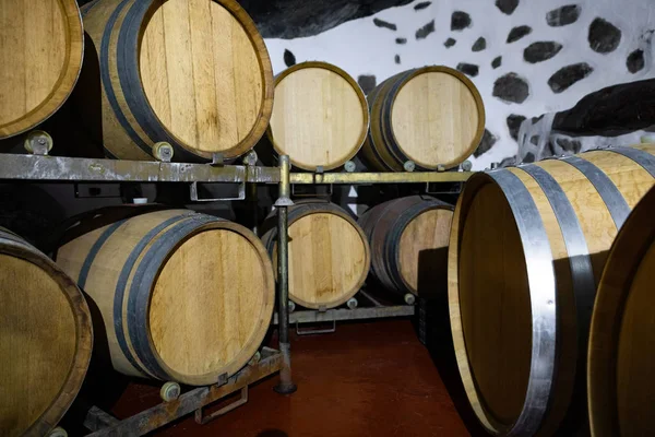 Houten vaten in eik opgeslagen in de wijnkelder onder de grond — Stockfoto