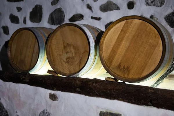 Fából készült hordó bor raktárban, sötét pincében — Stock Fotó