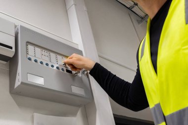 Sunucu Odasında Erkek Elektrikçi Açma Söndürme Paneli