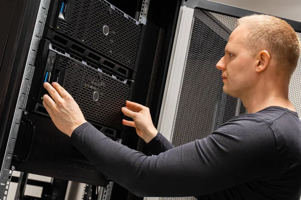 Técnico Masculino Instalando Servidores Em Datacenter Corporativo para Hospedagem em Nuvem — Fotografia de Stock