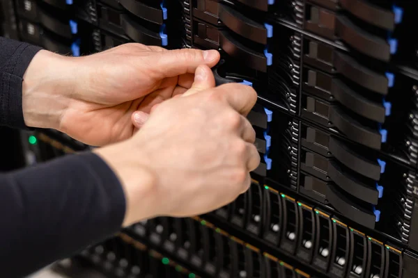 IT Professional substituindo unidade de servidor no armazenamento de fibra San — Fotografia de Stock