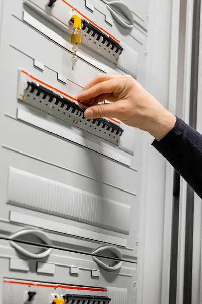 Consultor eléctrico comprobando el fusible en la sala de servidores — Foto de Stock