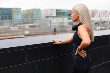 Şehirde Kulaklık ve Spor İzle ile Resting Fit Bayan Atlet