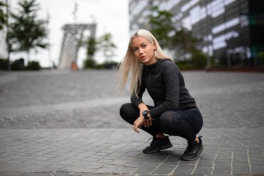 İyi Görünümlü Kadın Runner Çalışan Performansı Kontrol Etmek için Smartwatch kullanma