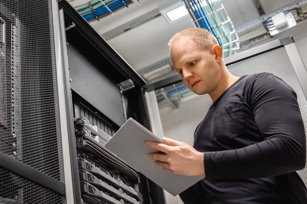 Profissional de TI masculino usando tablet digital para monitorar o status do Datacenter — Fotografia de Stock