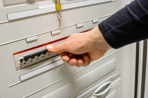 Manlig tekniker som vidrör elektrisk säkring på datacenter — Stockfoto