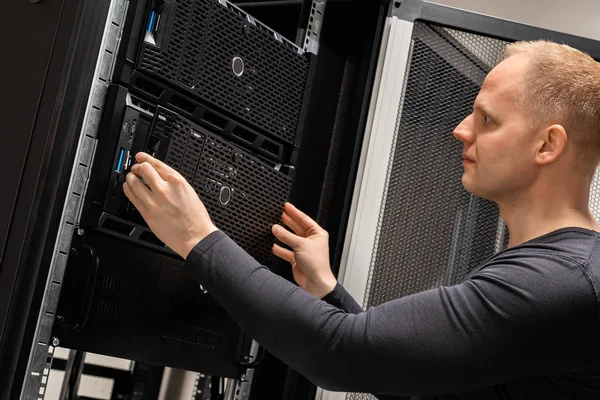 Professionista IT che lavora con server in grandi data center — Foto Stock