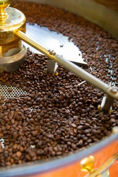 Roasting of Raw Organic Coffee Beans In Small Scale Production — Stock Photo, Image