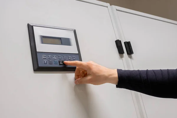 Professionele ingenieur aanpassen airconditioner in datacenter — Stockfoto