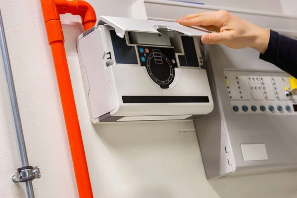 Engineer Checking Smoke Sensor Pannel In Datacenter — Stock Photo, Image