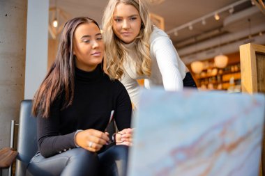 Şehirde Restoranda Dizüstü Bilgisayarda Okul Çalışması Yapan Arkadaşların Yakın Çekim