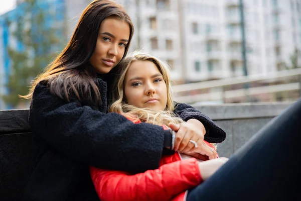 Zorgzame vriend Consoling ongelukkig jonge vrouw in de stad — Stockfoto