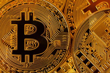 Altın bitcoins bir yığın üstten görünüm portre fotoğrafı