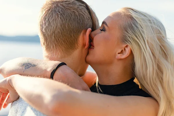 Felice coppia in abbraccio sulla spiaggia in estate — Foto Stock
