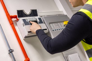 Erkek Teknisyen Veri Merkezinde Duman Dedektörü Kontrol
