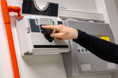 Erkek Teknisyen Veri Merkezinde Duman Sensörü Kontrol