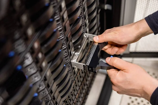 Mannelijke technicus vervangt server station in datacenter — Stockfoto