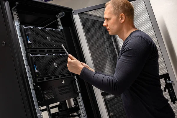 IT Support Holding Digital Tablet Analyzing Servers And Network In Datacenter — Stock Photo, Image