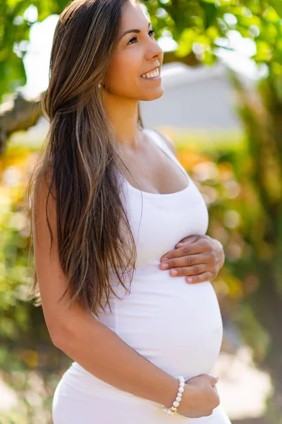 Mosolygó terhes nő Ourdoor nyári kezében hasa — Stock Fotó