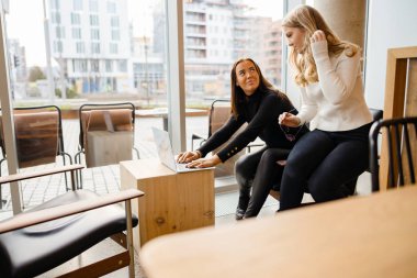 İki Odaklı Kadın City Cafe At Laptop On Togehter Çalışma