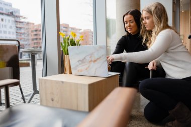 İki Kadın Cafe'de Dizüstü Bilgisayar da Okul Projesi Üzerinde Çalışıyor