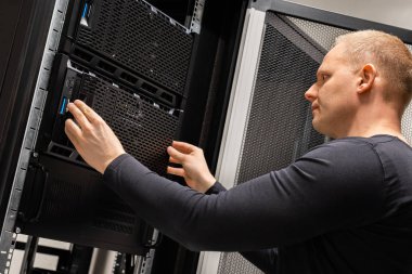 Datacenter'da Sunucularla Çalışan Odaklanmış Erkek Teknisyen