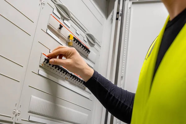 Male Technician Checking Electric Fuse Board In Server Room — Stock Photo, Image