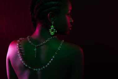 Renkli ve yaratıcı geri ile koyu tenli Afrika kadının portresi