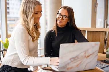Cafe'de Yayın Üzerinden Tartışan Gülümseyen Genç Somen'in Yakın Çekim