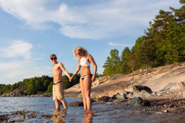 Genç Çift Denizde El Ele Tutuşuyor