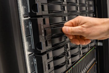 Male It Engineer, San At Datacenter'da Sunucu Sürücüsünün Yerini Alıyor