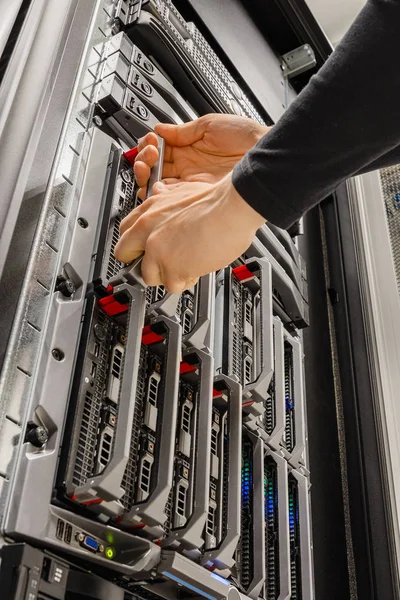 Male It Danışmanı Datacenter'da Blade Server'ı Raftan Çıkarma — Stok fotoğraf