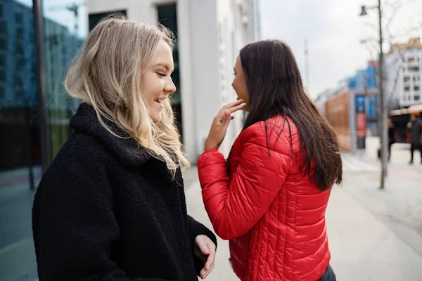 Dwie koleżanki o zabawnych zakupach w mieście — Zdjęcie stockowe