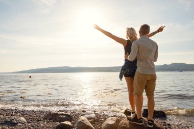 Silah Uzanmış ile Kaygısız Girlfriend Arkasında Duran Man