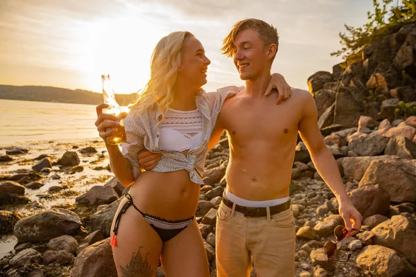 Güzel Neşeli Kadın Plajda Erkek Arkadaşı ile Ayakta